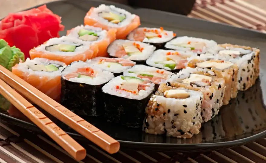 Sushi w Dino? Sprawdzam ceny, jakość i czy warto kupić!