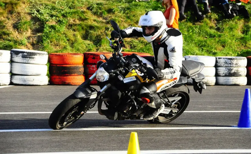 Prawidłowa pozycja na motocyklu. Jak siedzieć i prowadzić pewniej?