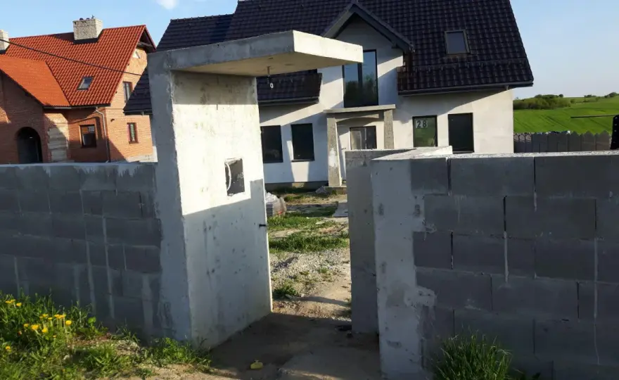 Jak zbudować daszek nad furtką? Praktyczny poradnik DIY