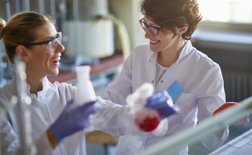 Ile zarabia pracownik laboratorium? Diagnosta, technik pełne stawki.