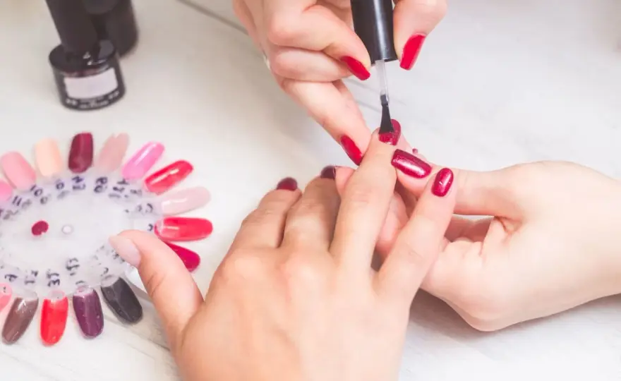 Manicure hybrydowy i żelowy - Jak zrobić go trwale i bez błędów?