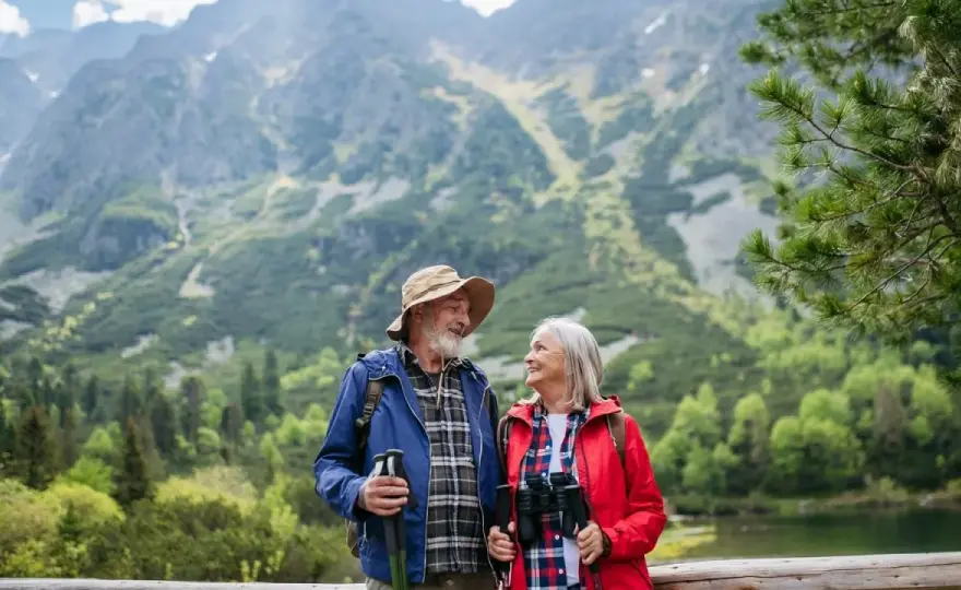 Wyjazdy senioralne w góry - Jak wybrać najlepszą ofertę?