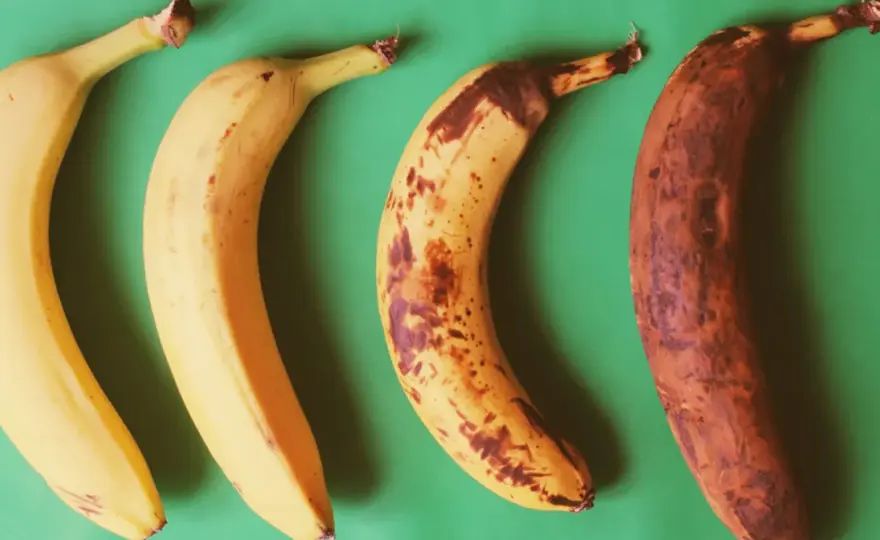 Banan na noc? Kiedy jeść, z czym łączyć i kiedy unikać