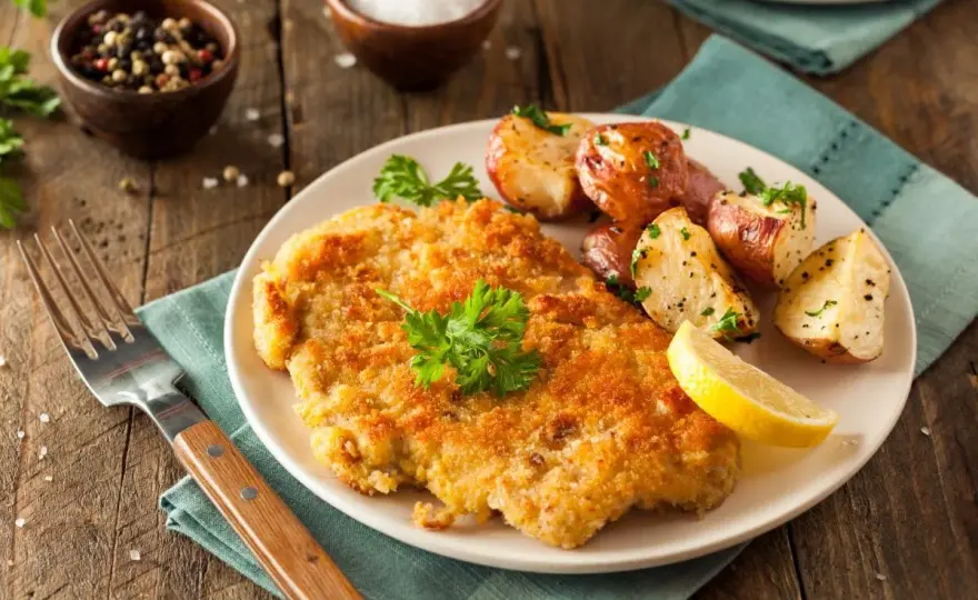 Kotlet po parysku - przepis na soczysty filet bez bułki tartej