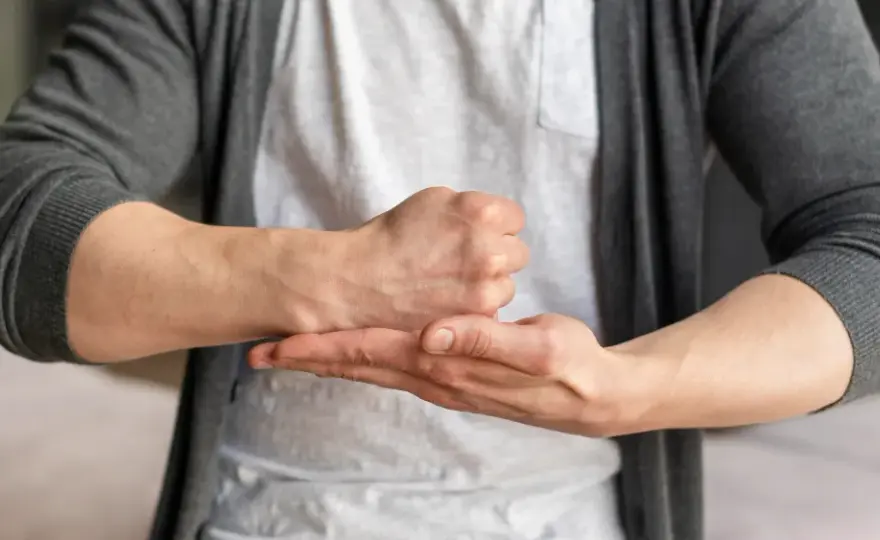Drętwienie rąk do jakiego lekarza? Sprawdź, co może pomóc