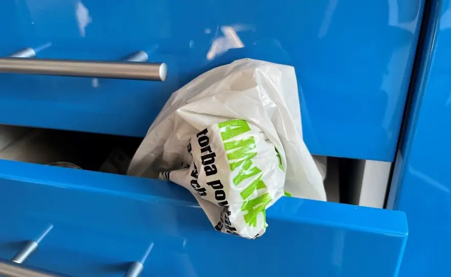 Jak przechowywać reklamówki, żeby nie robiły bałaganu