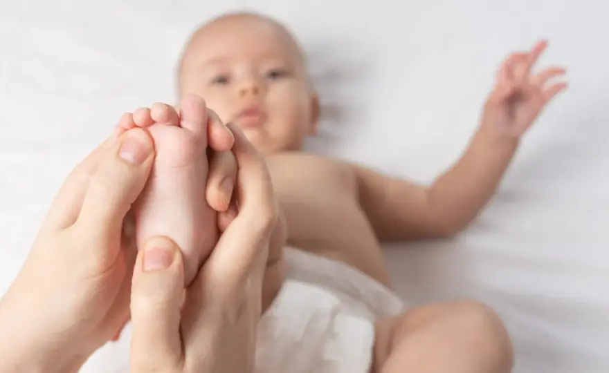 Massage des pieds de bébé constipé, que peut-il vraiment apporter ?