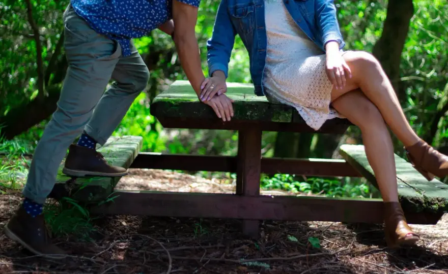 Dotyk na ramieniu - flirt, wsparcie czy przekroczenie granic?