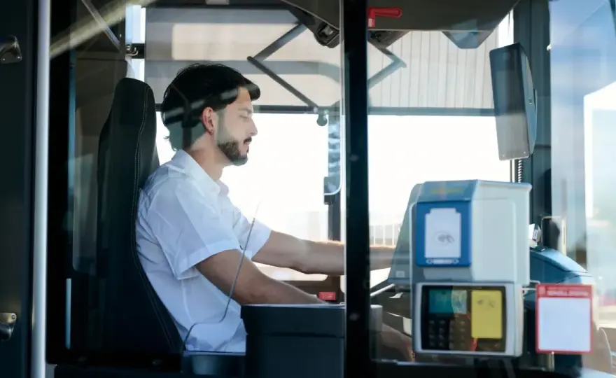 Ile zarabia kierowca autobusu? Prawda o zarobkach i premiach