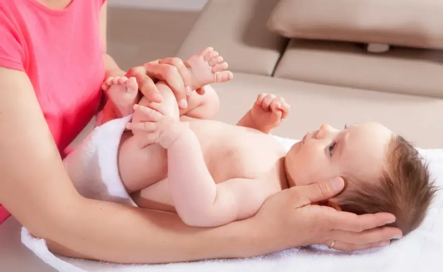 Baby-Osteopathie: Wann sinnvoll & woran Sie gute Praxen erkennen