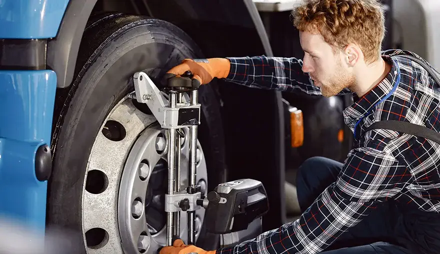 Co robi kierowca mechanik? Obowiązki i umiejętności w pracy