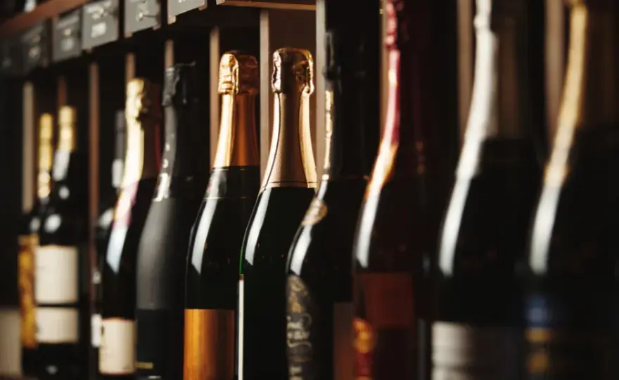 Ile alkoholu legalnie przywieziesz do Polski? Limity UE i spoza