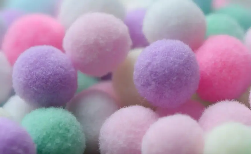 Czarny pompon - jak go używać, by zachwycał? Poradnik DIY