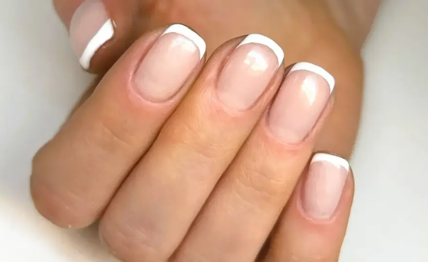 Manicure hybrydowy french — co to jest i jakie ma zalety?