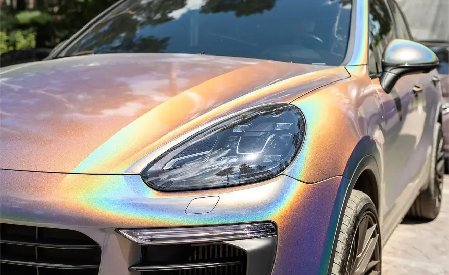 Folia kameleon na auto - Ile kosztuje i jak uzyskać idealny efekt?