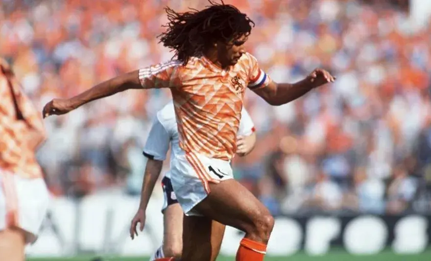 Ruud Gullit jak oglądać piłkę nożną – odkryj tajniki strategii gry