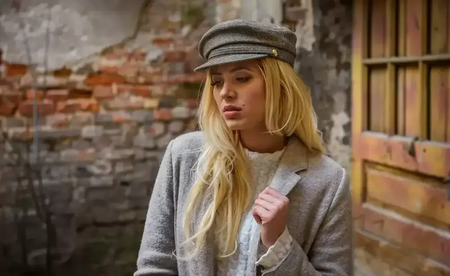 Jakie czapki są modne? Najnowsze trendy i stylizacje na sezon jesień-zima