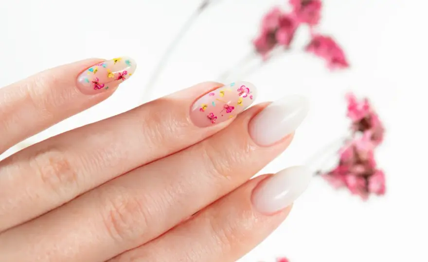 Manicure z suszonymi kwiatami - Jak go wykonać i uniknąć błędów?