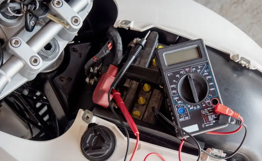Ricaricare batteria scooter in casa - Guida sicura e duratura