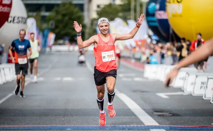 Maraton jaki czas: poznaj średnie czasy ukończenia dla biegaczy