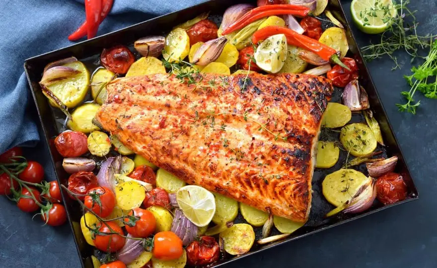 Pescado al horno jugoso con patatas y tiempos según la pieza