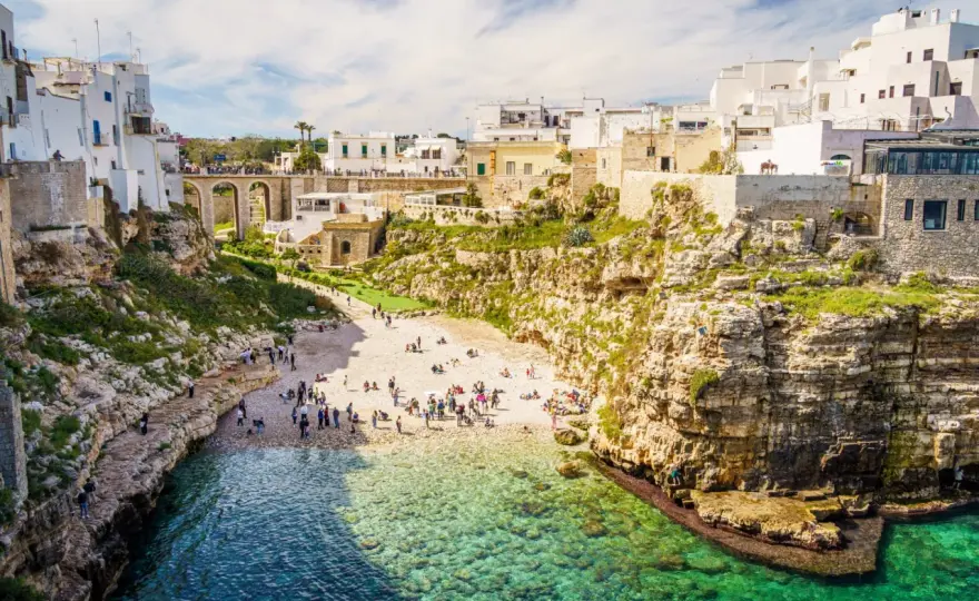 Plaże w Polignano a Mare - jak uniknąć tłumów i co warto wiedzieć?