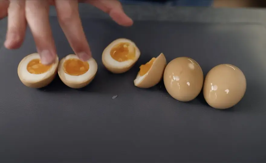 Perfekcyjne Ajitsuke Tamago: Jak ugotować jajko do ramenu?