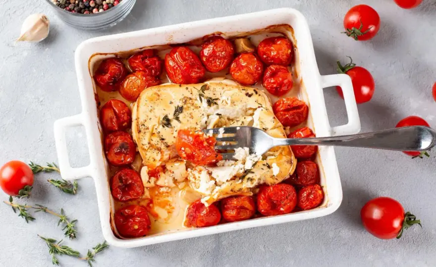 Feta zapiekana z pomidorami - prosty przepis i dobre proporcje