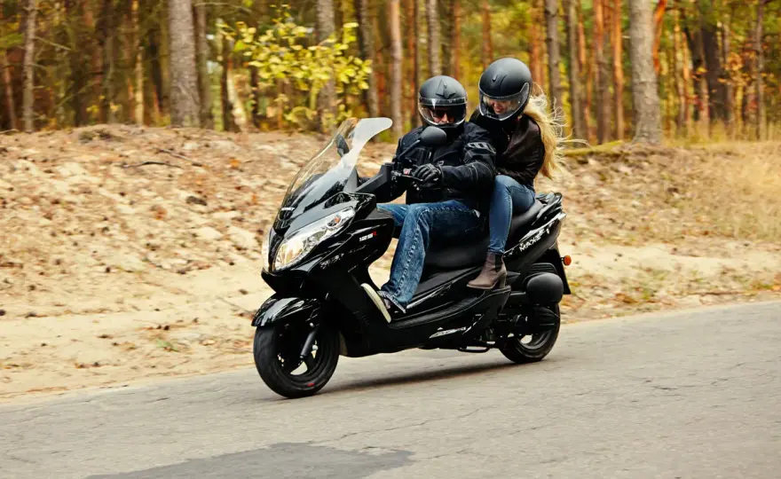Ile waży skuter? Masa modeli 50, 125 i maxi