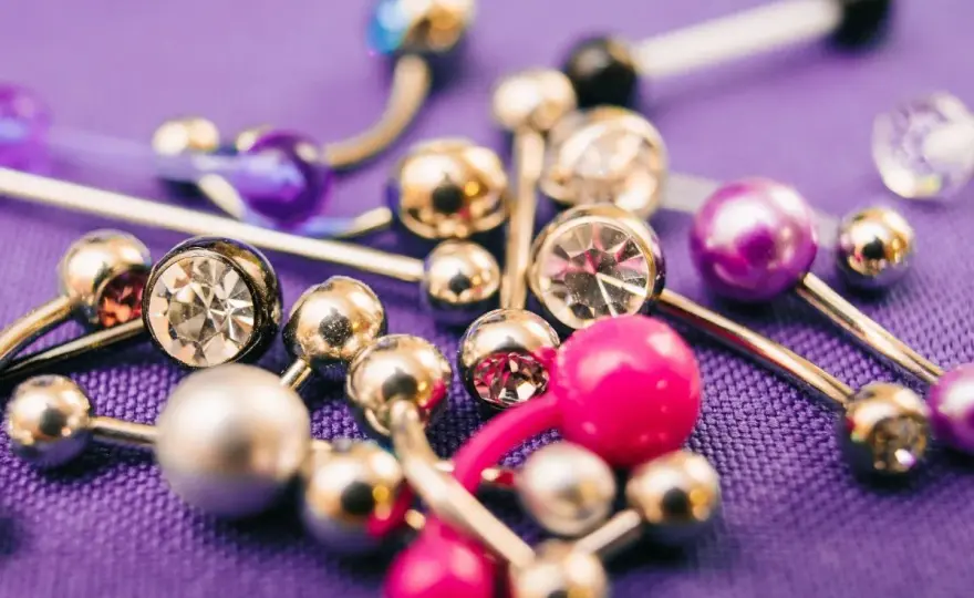 Snake eye piercing: Dlaczego eksperci odradzają? Poznaj ryzyka