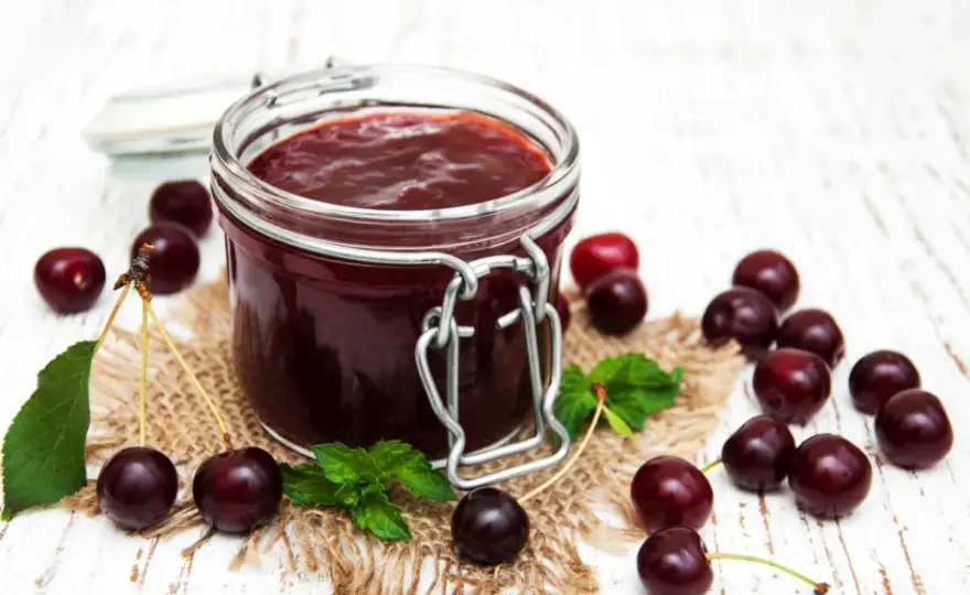 Dżem wiśniowy - przepis na gęsty i trwały przetwór