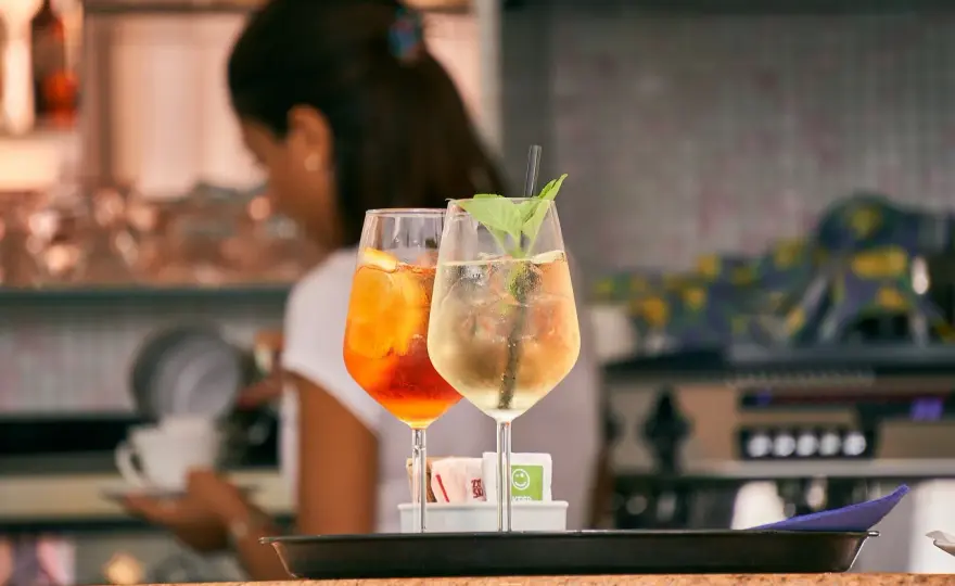 Aperol Spritz vs Hugo: Smak, kalorie i wybór idealnego drinka