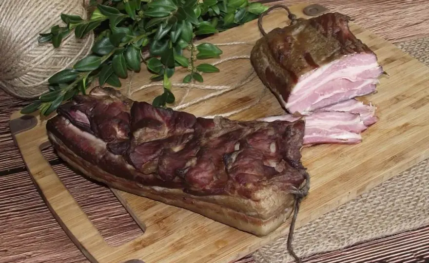 Wędzony boczek - jak go wybierać i z czym smakuje najlepiej?