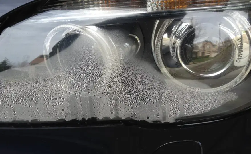 Parujące lampy w aucie? Przyczyny, skutki i jak to naprawić