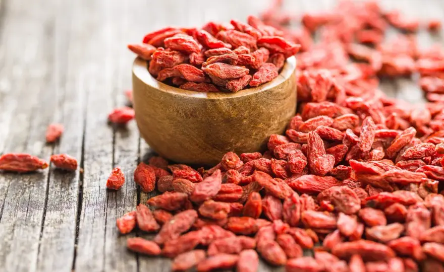 Jagody goji - czy warto je jeść? Prawda o superfood!