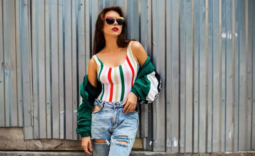 Jak się ubrać w stylu lat 90.? Trendy i look bez efektu przebrania