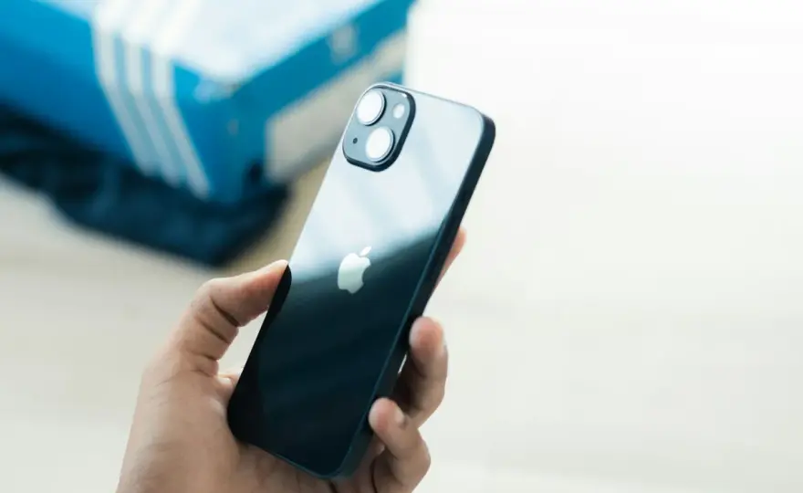 iPhone 13 wodoszczelny? Prawda o IP68 i co robić po zalaniu