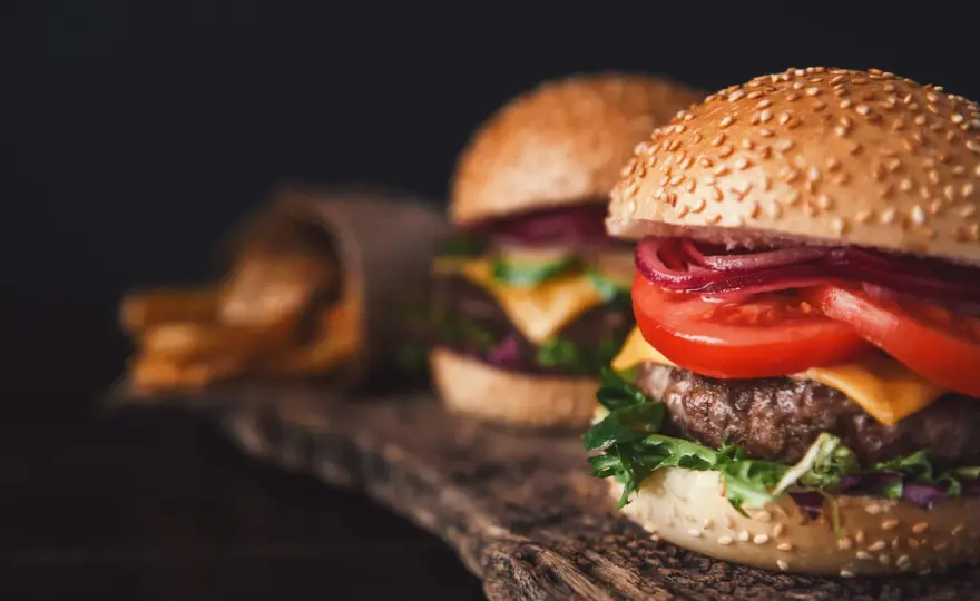 Smash burger - przepis na idealny smak. Zrób go sam!
