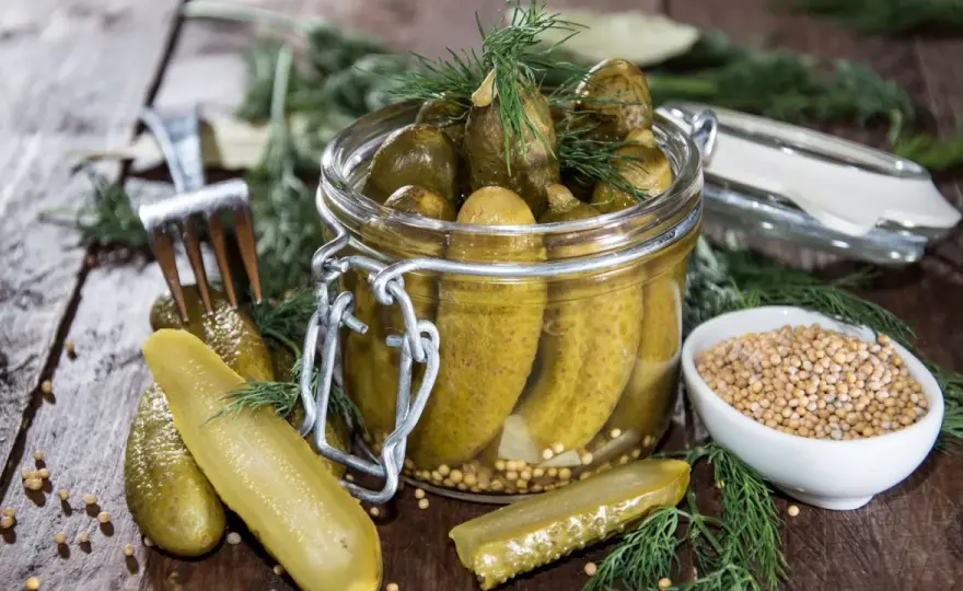 Ogórki po amerykańsku - przepis na chrupiące pikle do burgera