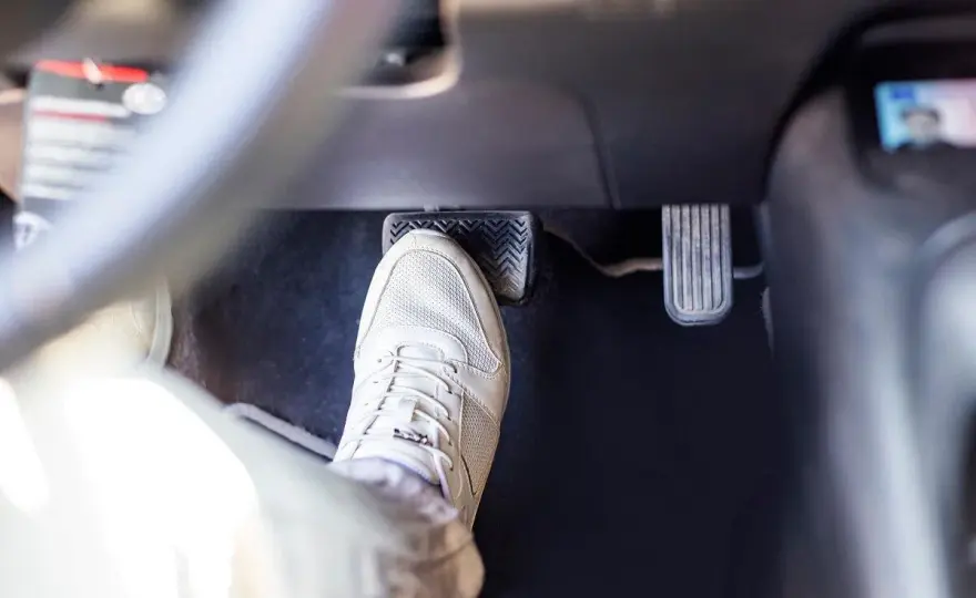Który pedał to hamulec - Jak go nie pomylić w automacie i manualu?
