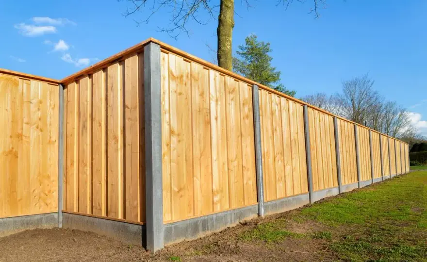 Płot betonowo-drewniany: zalety, wady i rodzaje ogrodzenia