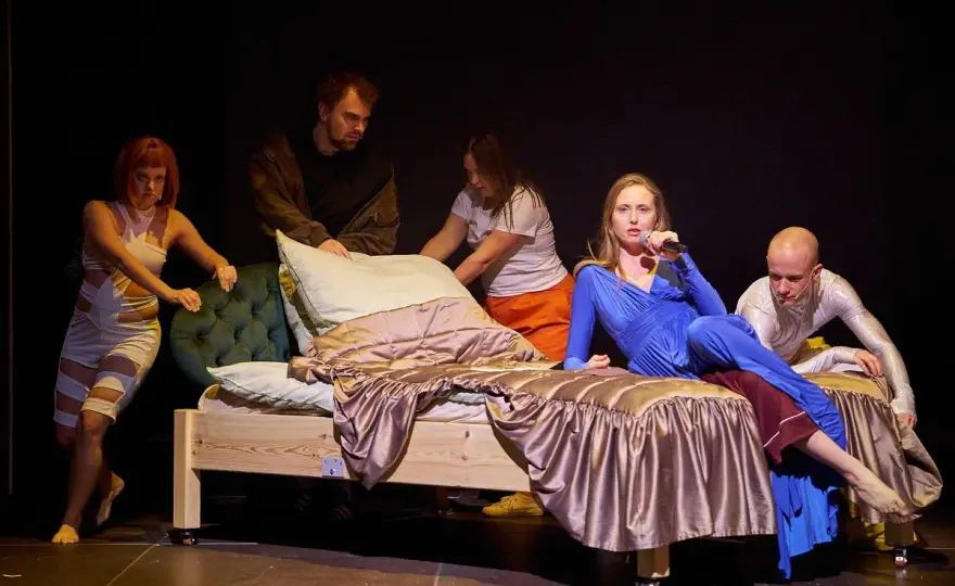 Kto pracuje w teatrze? Poznaj kluczowe role i ich znaczenie