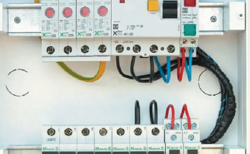 Kto może wejść do rozdzielni elektrycznej? Poznaj zasady i uprawnienia