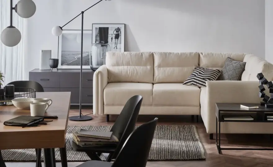 Mały salon z narożnikiem i stołem - Jak zaplanować ustawne wnętrze?