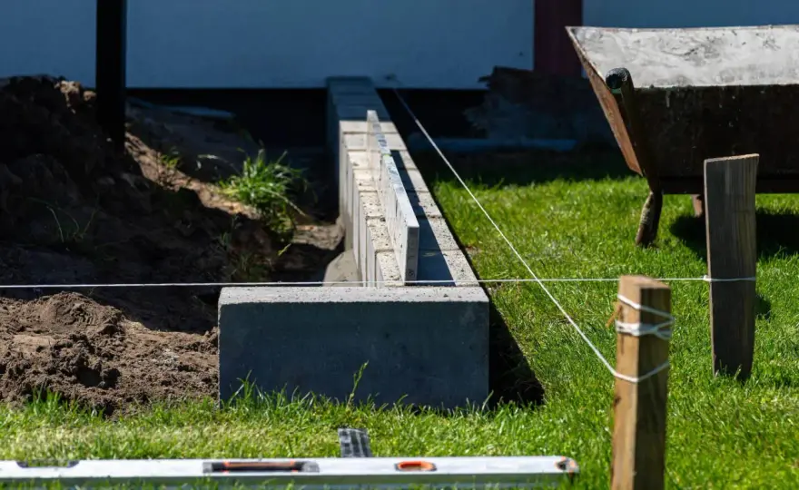 Fundament pod ogrodzenie - Jaka głębokość? Uniknij błędów!