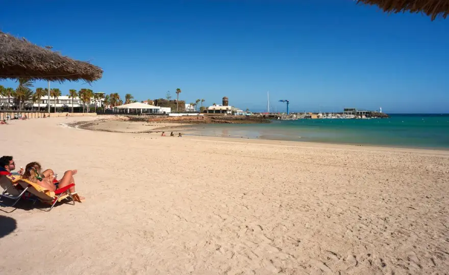 Plaża Castillo - Fuerteventura: Spokojny ocean czy fale?