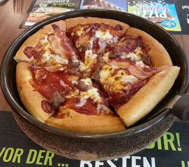 Ile cm ma duża pizza w Pizza Hut? Zaskakujące różnice w rozmiarach