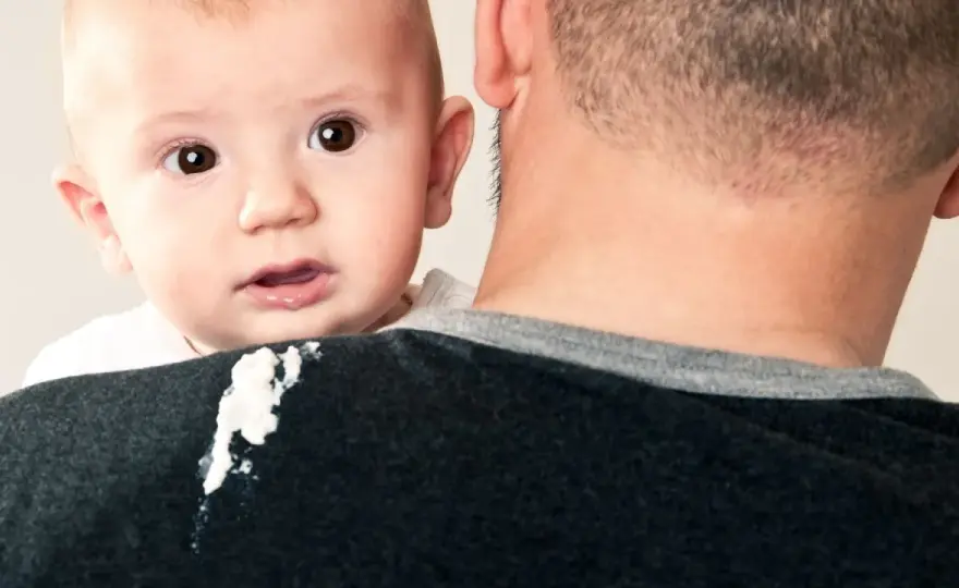 Neonato di un mese vomita a getto - cosa sapere?