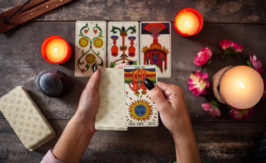 Tarot dla siebie - Jak czytać karty, by zyskać wgląd?