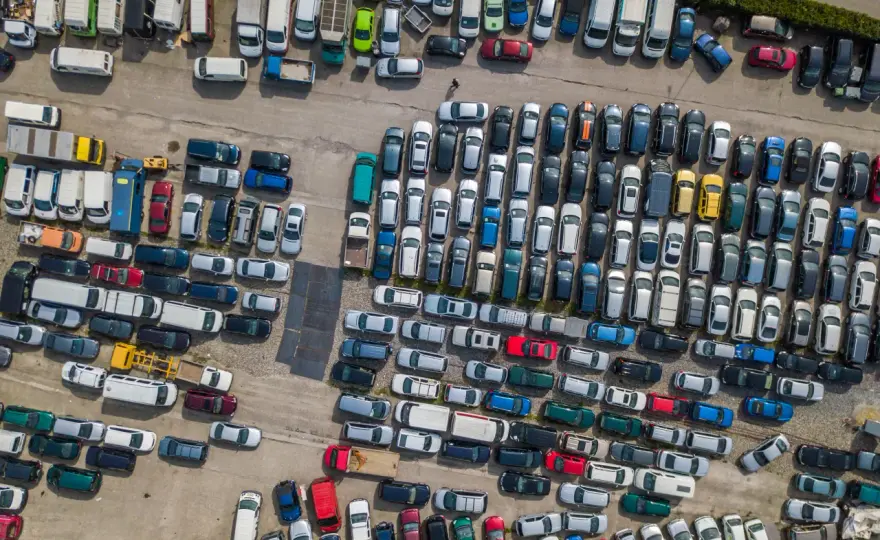 Lecisz samolotem? Pamiętaj o parkingu!